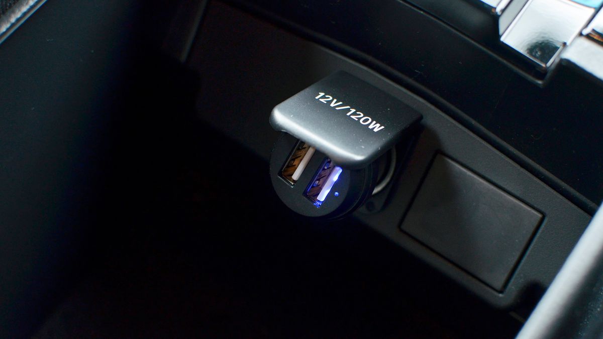 Gniazdo zapalniczki jest uniwersalnym gniazdem zasilającym urządzenia zewnętrzne. Można je wykorzystać na wiele sposobów.