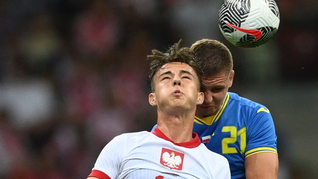 PAP / Piotr Nowak / Na zdjęciu: Kacper Urbański (przód) i Walerij Bondar (tył) z Ukrainy podczas towarzyskiego meczu piłkarskiego w Warszawie