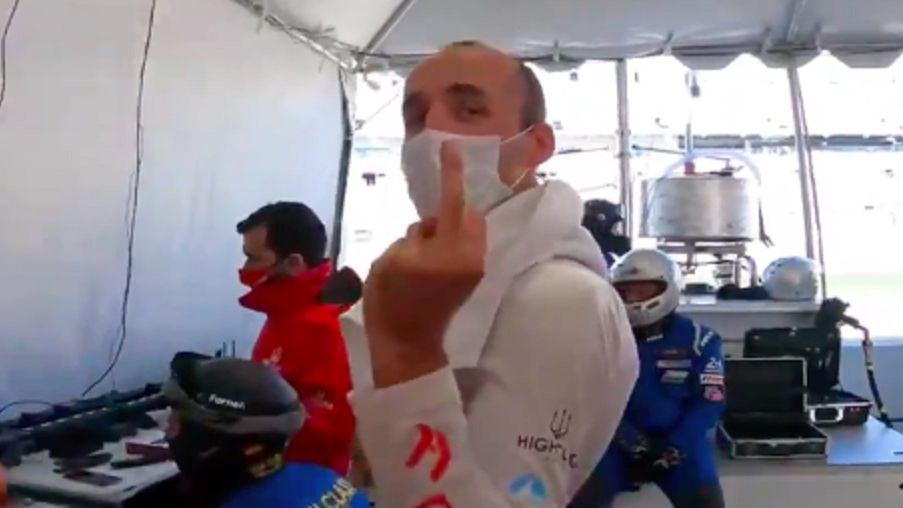 Robert Kubica pokazuje środkowy palec