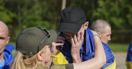 Szokujące odkrycie. Wypalili napis na ciele ukraińskiego jeńca
