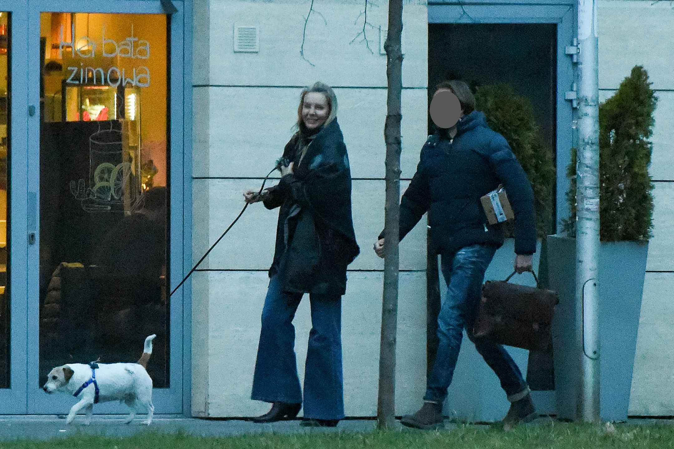 Agnieszka Woźniak-Starak paraduje po mieście z pieskiem i... UKOCHANYM