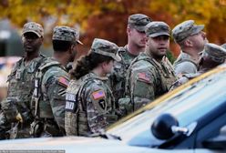 Poruszający obrazek z Waszyngtonu. Żołnierze trzymali się za ręce