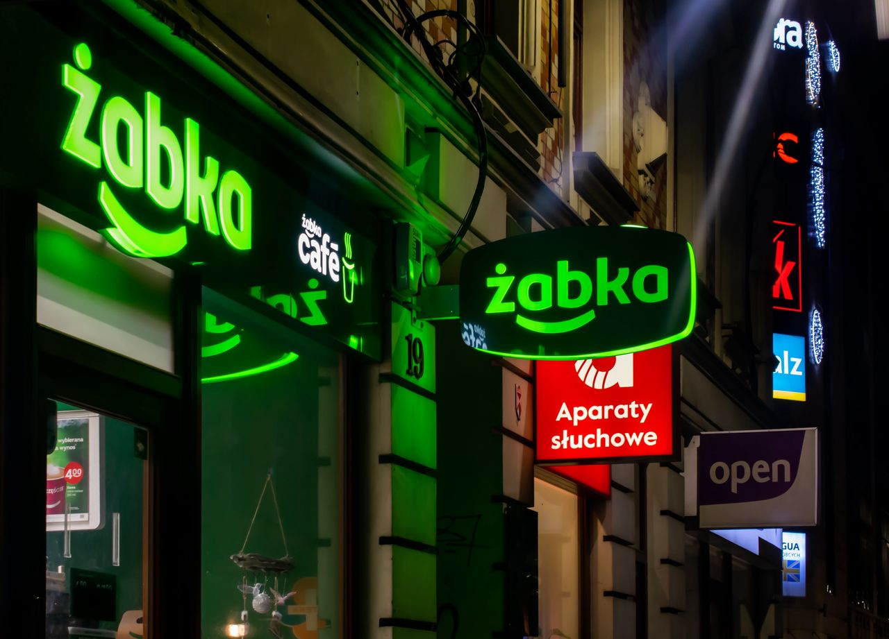 Żabka odcina się od taniego alkoholu. "To był błąd"