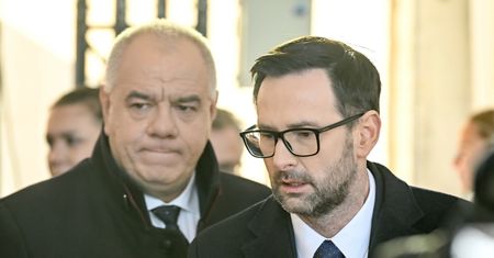 Sasin wydał zgodę 21 razy. Obajtek skorzystał