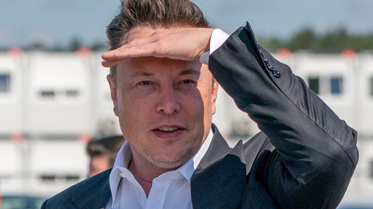 (FILE) - Tesla and SpaceX CEO Elon Musk arrives for a statement at the construction site of the Tesla Giga Factory in Gruenheide near Berlin, Germany, 03 September 2020 (reissued 14 April 2022). A statement published by the US Securities and Exchange Commission (SEC) on 14 April 2022 reads that Elon Musk has filed a proposal to acquire all available Twitter shares at a price of 54.20 US dollars per share, an offer that would total in 43.4 billion USD of company value. EPA/ALEXANDER BECHER *** Local Caption *** 56315886 Dostawca: PAP/EPA.