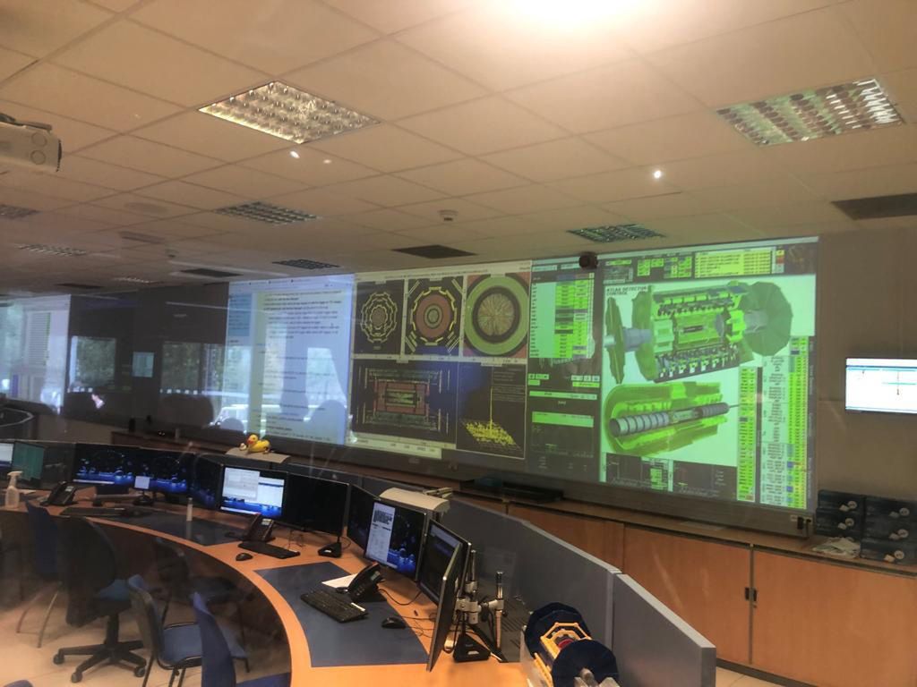 W trakcie wizyty w CERN wchodzi się do pomieszczeń, w których pracują naukowcy