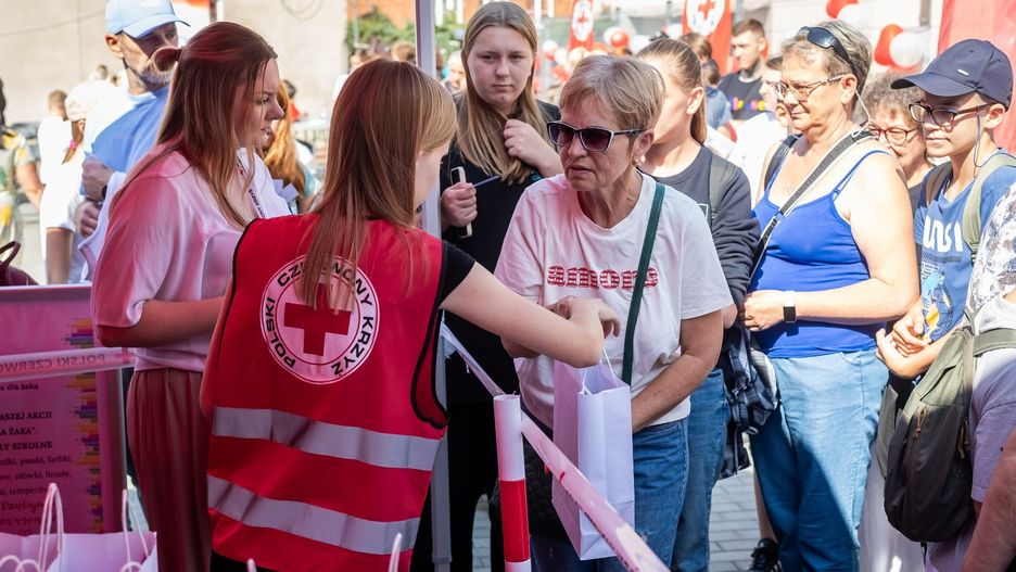 Wolontariusze rozdawali przygotowane upominki.