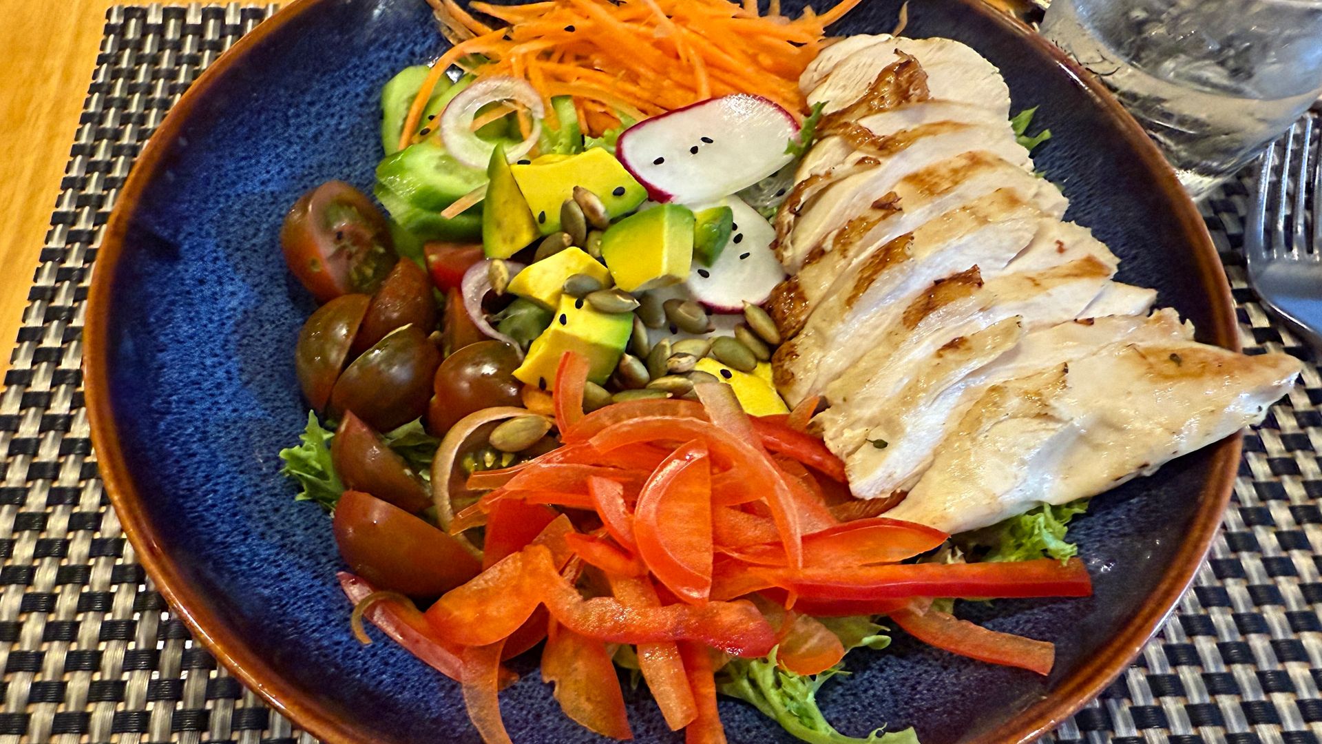 Krótkotrwałe odstawienie węglowodanów może przynieść szybkie zmiany, ale nie zawsze są one korzystne i długotrwałe.