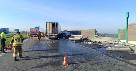 Zdarzenie drogowe z udziałem pojazdu ciężarowego nas autostradzie A-1 w Wyrazowie.