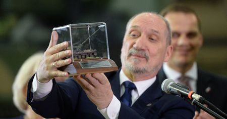 Macierewicz dumny. Wojsko odebrało pierwsze Kraby