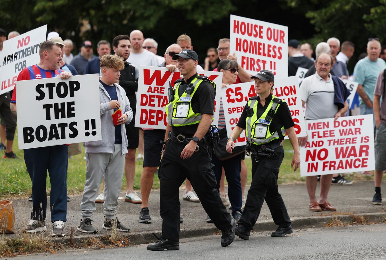 Wielka Brytania zmaga się z gwałtownymi demonstracjami antyimigranckimi po ataku nożownika w Southport