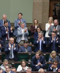 Roszady w ławach poselskich PiS. Kto zastąpi odchodzących do KPRP?