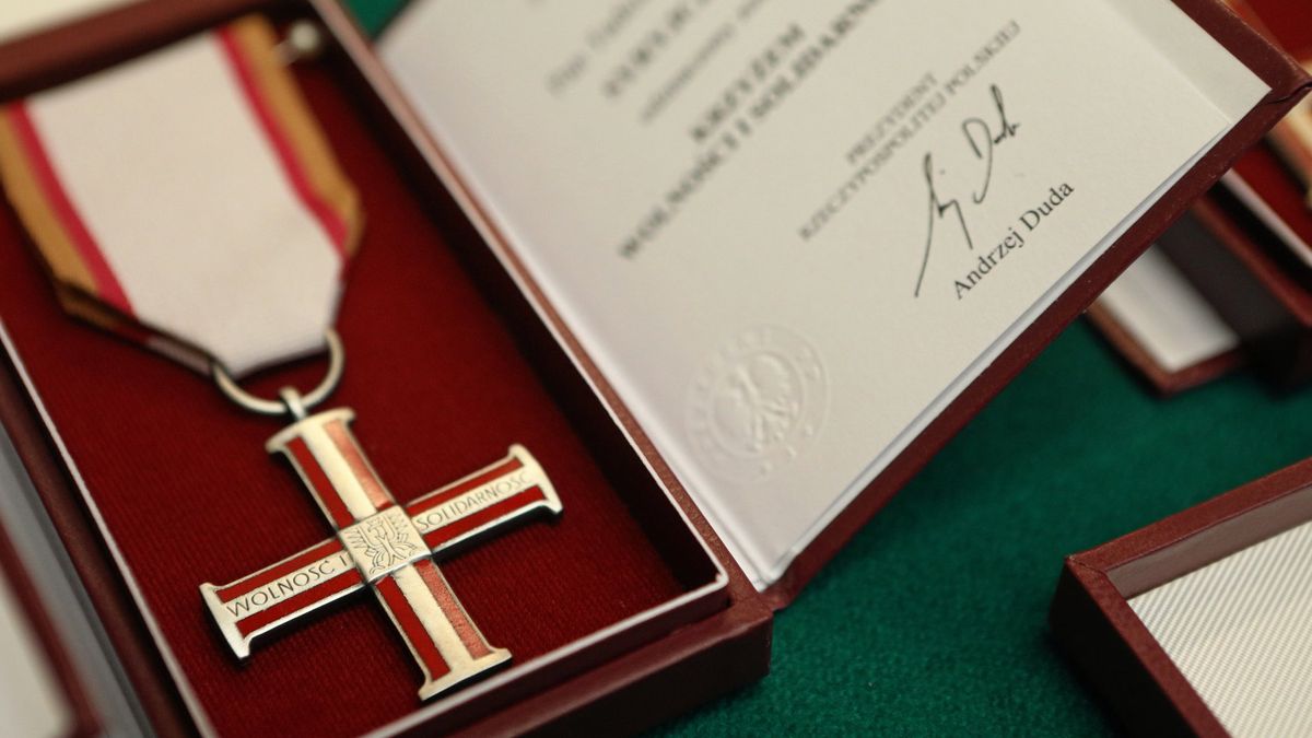 Krzyż Wolności i Solidarności gwarantuje prawo do świadczenia dla opozycjonistów