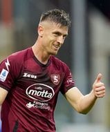 Krzysztof Piątek pożegnał legendę. Symboliczne zdjęcie