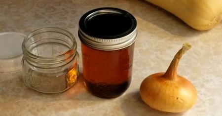 Przepis na syrop z cebuli. Nic tak nie pomaga na kaszel i nie wspiera odporności!