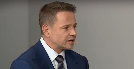 Trzaskowski kontra Mentzen. Spór o dostęp do broni