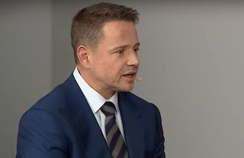 Trzaskowski kontra Mentzen. Spór o dostęp do broni