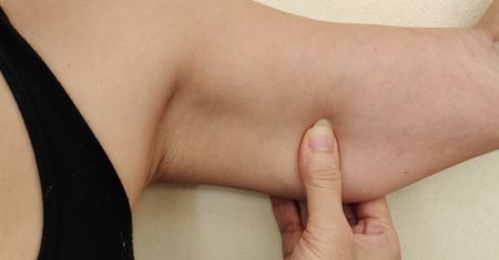 Sposoby na obwisłe ramiona. Oto jak skutecznie zniwelujesz "pelikany"