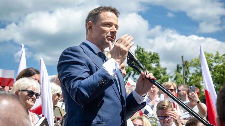Ciechocinek, 24.05.2025. Wybory prezydenta RP - kampania przed II turą. Kandydat KO w wyborach prezydenckich, prezydent Warszawy Rafał Trzaskowski (C) na spotkaniu z seniorami przy fontannie "Grzybek" w Ciechocinku, 24 bm. (tż/amb) PAP/Tytus Żmijewski