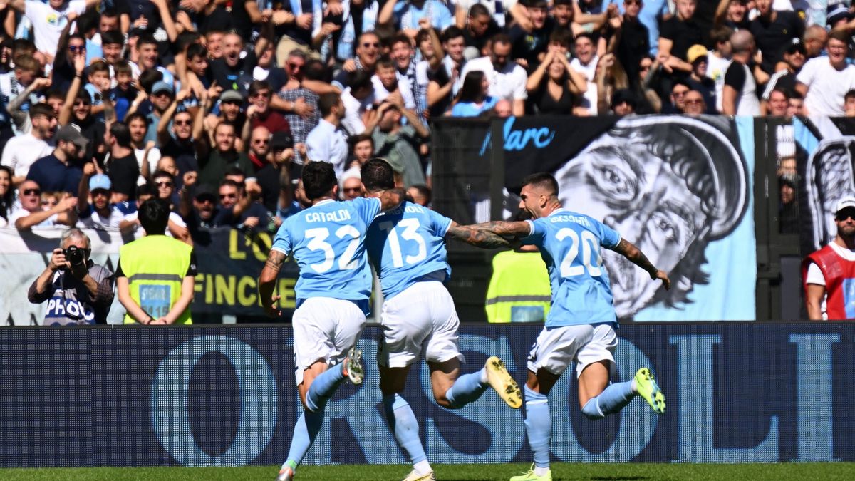 PAP/EPA / Claudio Peri / Na zdjęciu: Piłkarze Lazio Rzym.