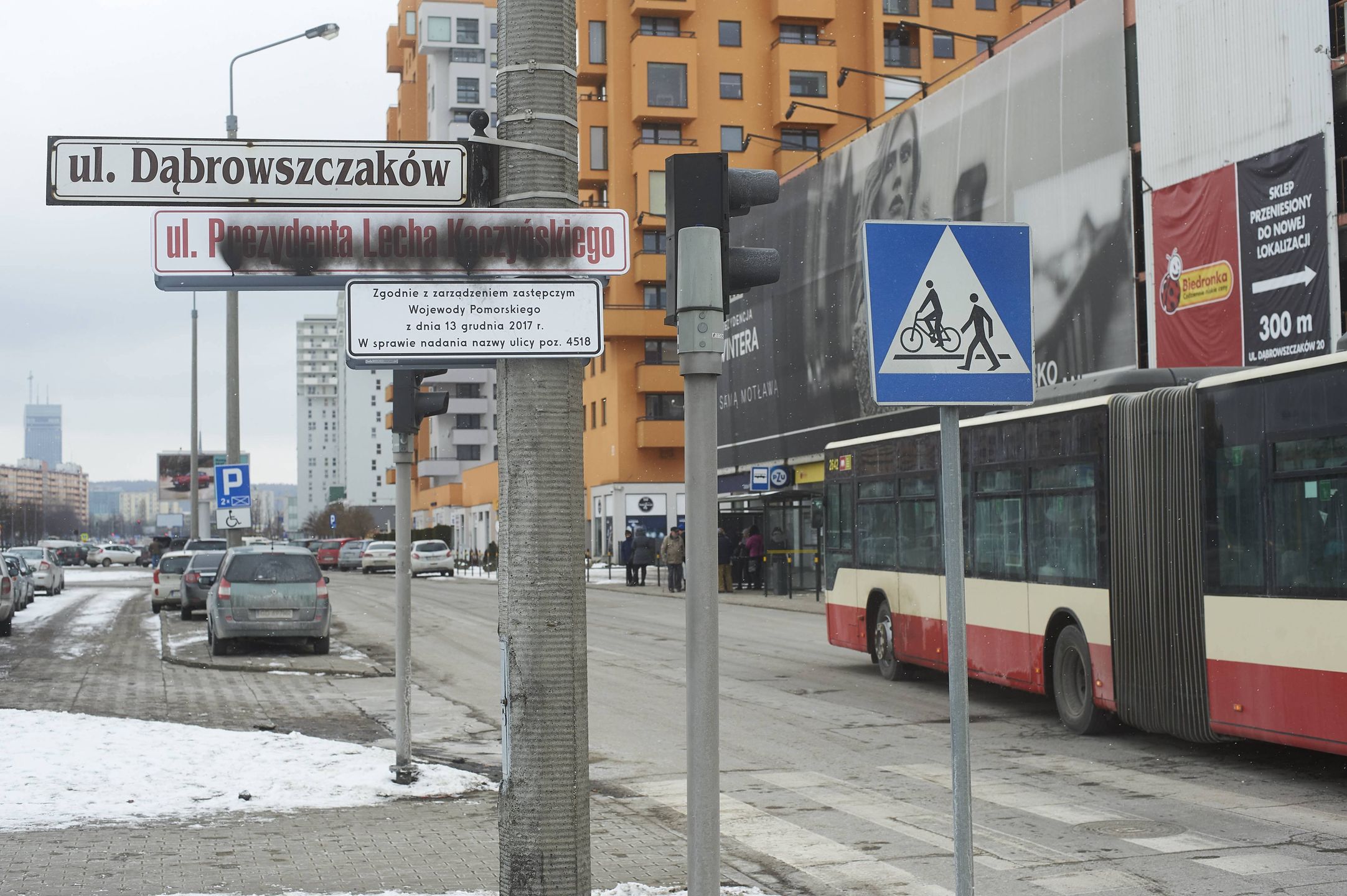 Zniszczona tablica z nazwą ulicy Prezydenta Lecha Kaczyńskiego