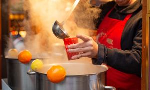 Ruszył kolejny jarmark. Grzaniec o połowę tańszy niż we Wrocławiu