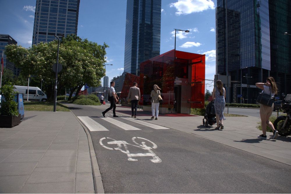 To nie jest przejście dla pieszych. Brakuje znaku pionowego D-6