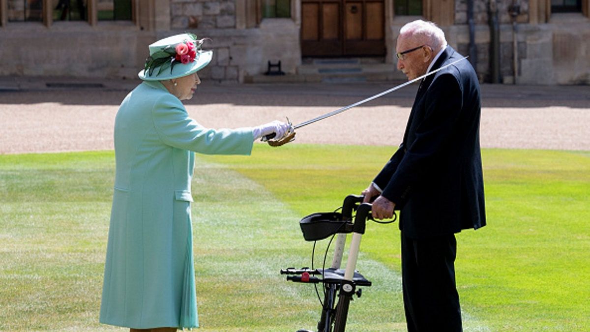 Tom Moore został pasowany na rycerza przez królową Elżbietę