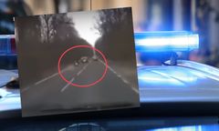 Samochód osobowy zderzył się z motocyklem. Jest nagranie z wypadku