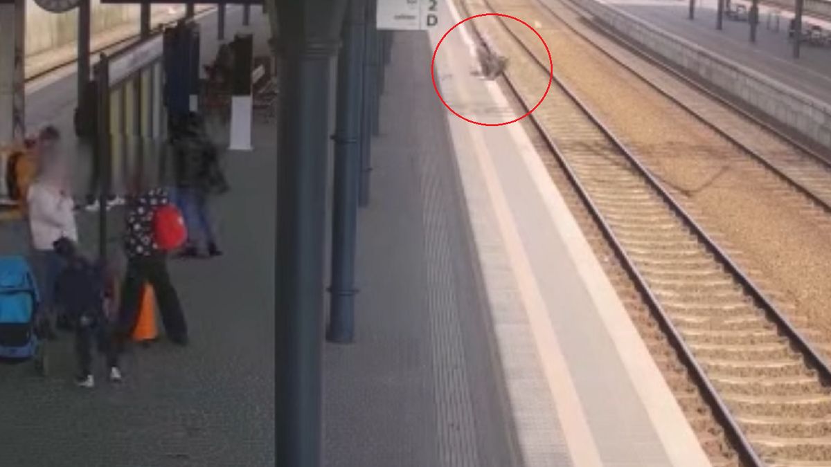 Mężczyzna spadł na torowisko.