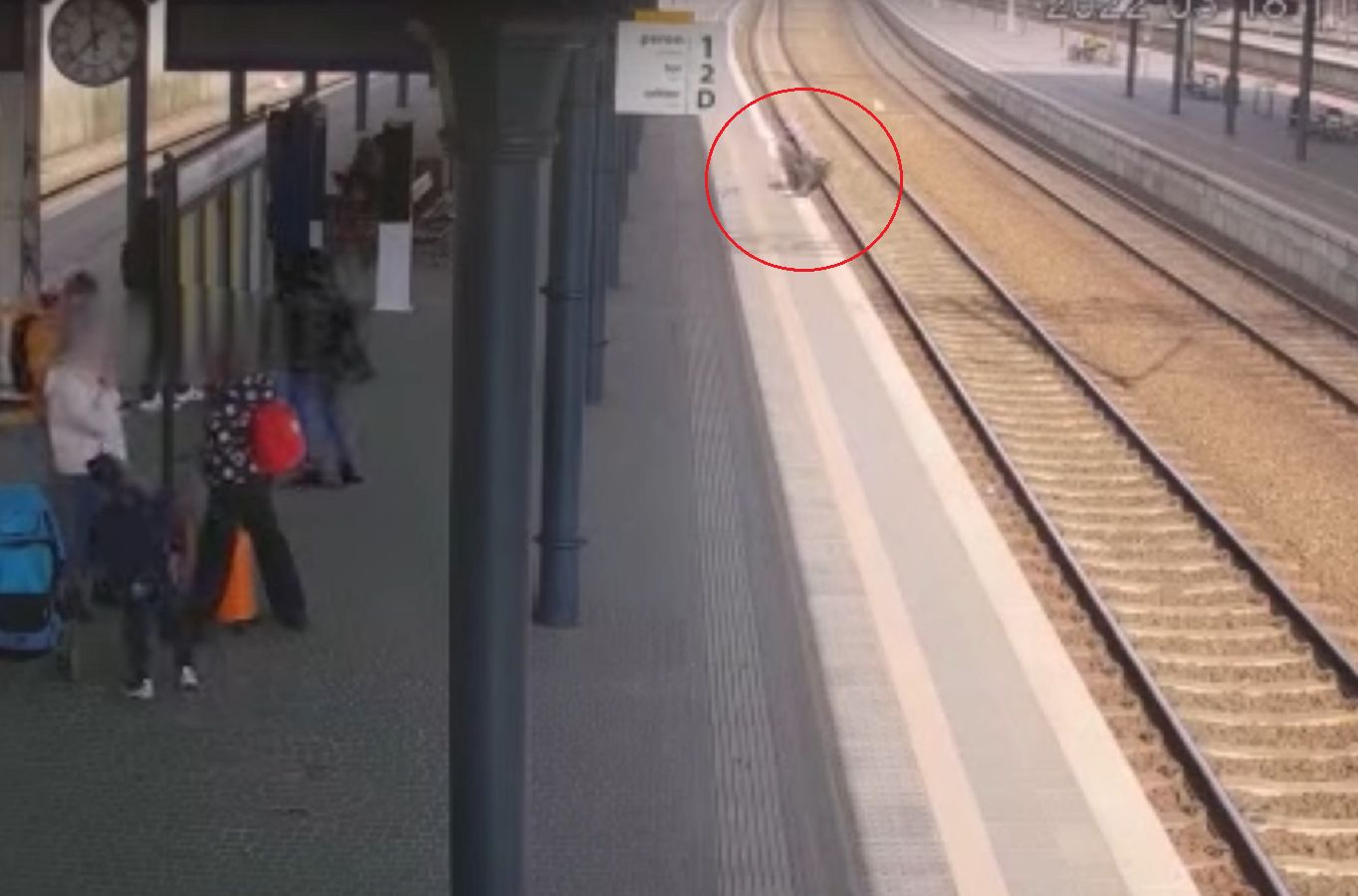 Mężczyzna spadł na tory. "W każdej chwili mógł wjechać pociąg"