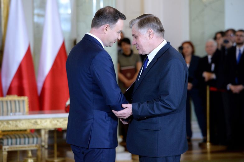 Prezydent Andrzej Duda wręcza nominacje na ministra Krzysztofowi Jurgielowi.