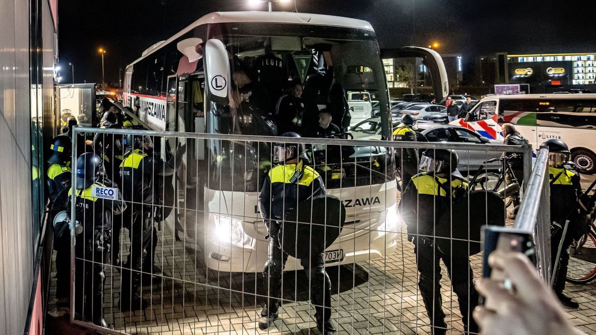 Getty Images / Marcel van Dorst/NurPhoto via Getty Images / Na zdjęciu: policja w Alkmaar, autokar Legii Warszawa