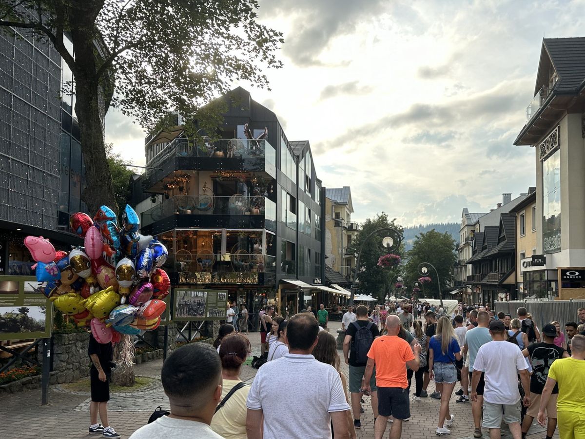 lokalne, krupówki, ceny Centrum Zakopanego odstrasza cenami. Tu staramy się nie jeść