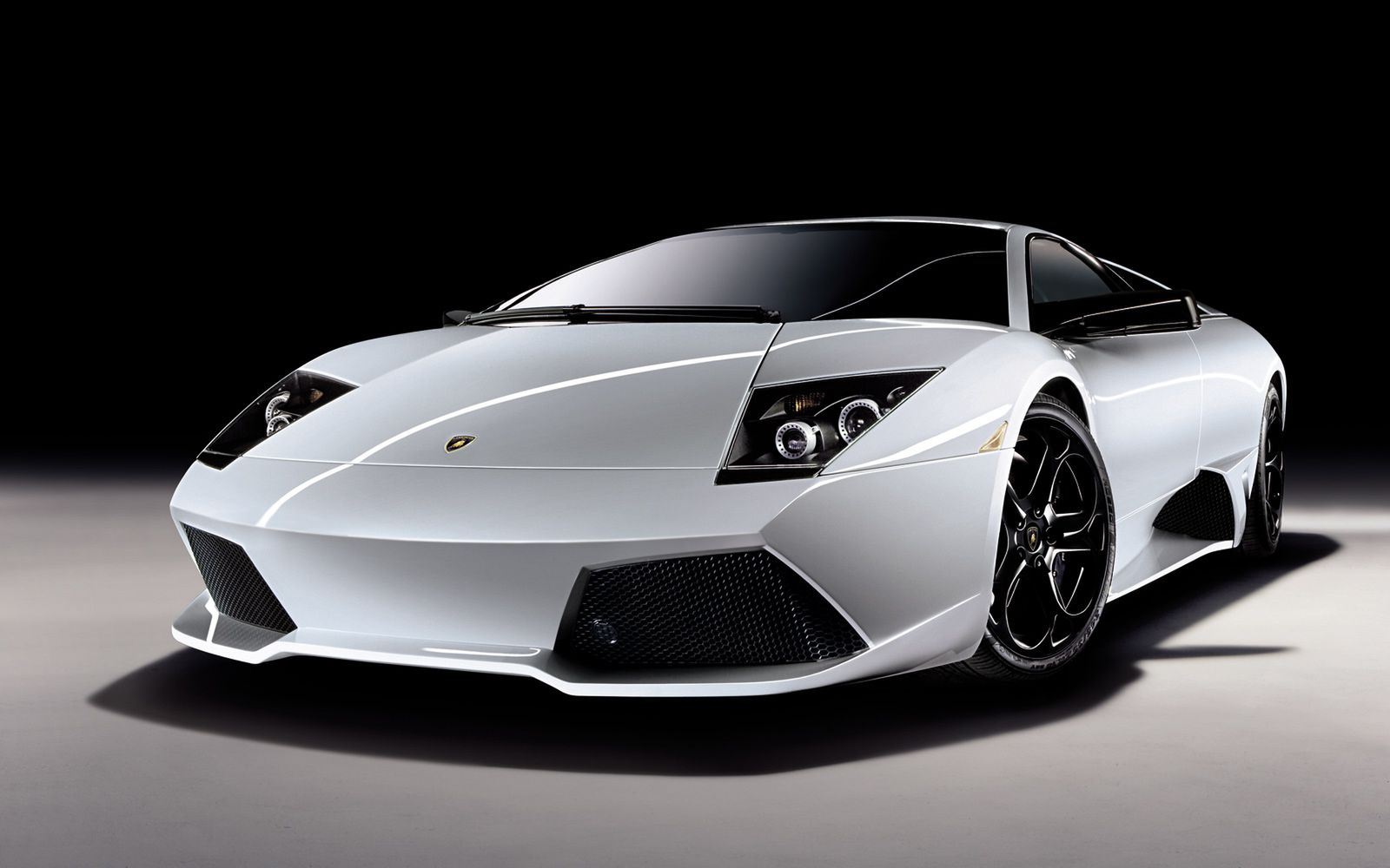 Giorgio Sanna w teście przeprowadzonym wspólnie przez Autobild i Lamborghini w modelu Murciélago LP640 pokonał Zielone Piekło w 7:40.