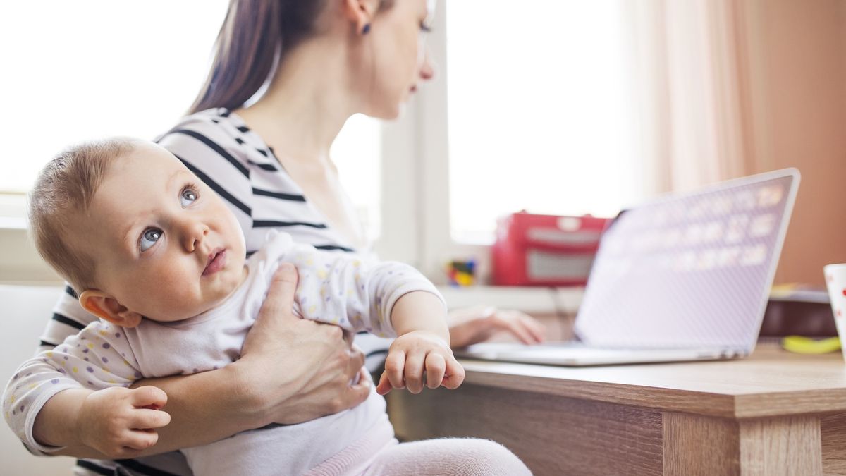 W celu otrzymania dodatkowego zasiłku opiekuńczego niezbędne jest złożenie oświadczenia do swojego płatnika składek, czyli pracodawcy lub zleceniodawcy.