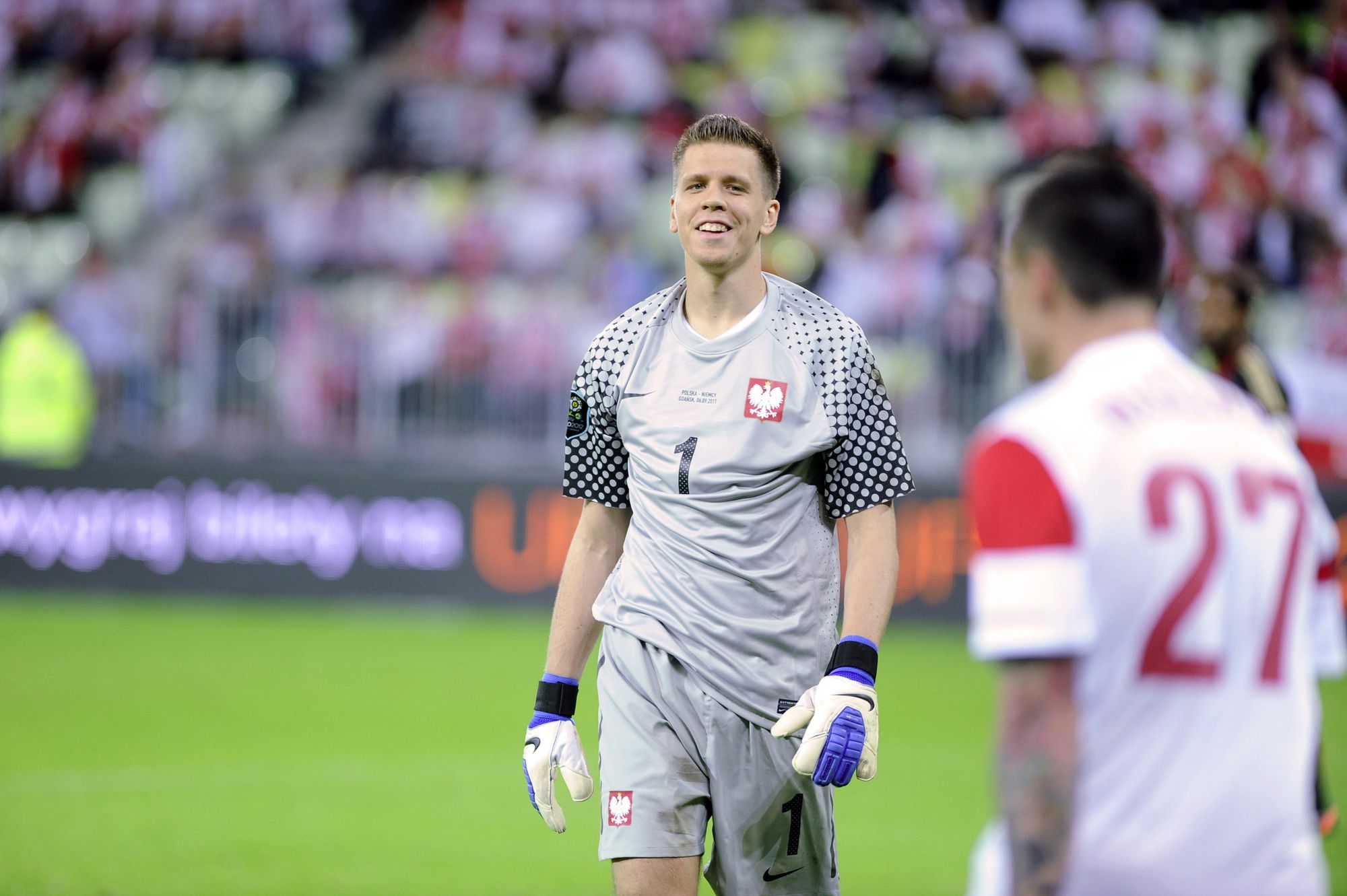 Wojtek Szczęsny został OBRZUCONY BUTELKAMI przez pseudokibiców w Albanii