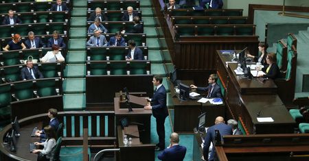 Opłata paliwowa podzieliła PiS. Dwójka posłów przeciw, a nawet za