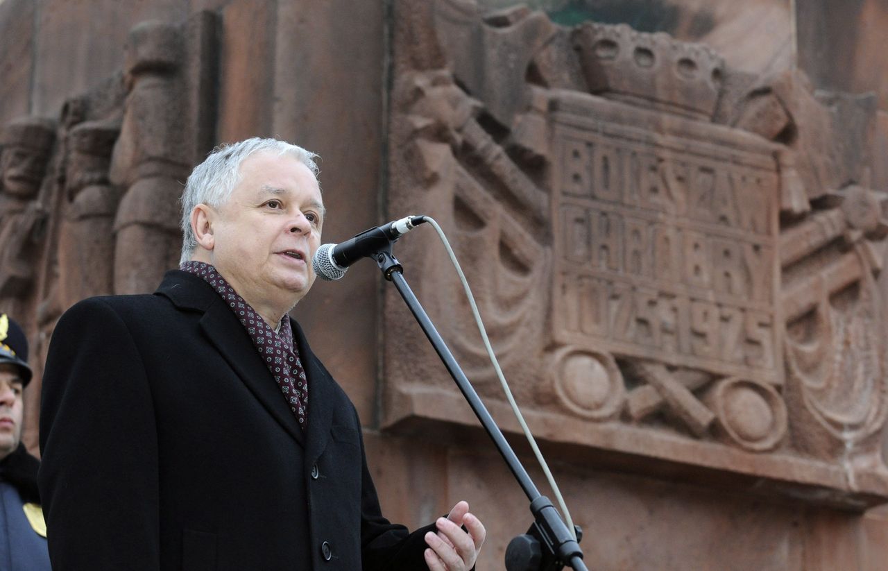 Gniezno, 12.03.2010 r. Prezydent RP, śp. Lech Kaczyński podczas uroczystości pod pomnikiem Bolesława Chrobrego na VIII Zjeździe Gnieźnieńskim "Rodzina nadzieją Europy"