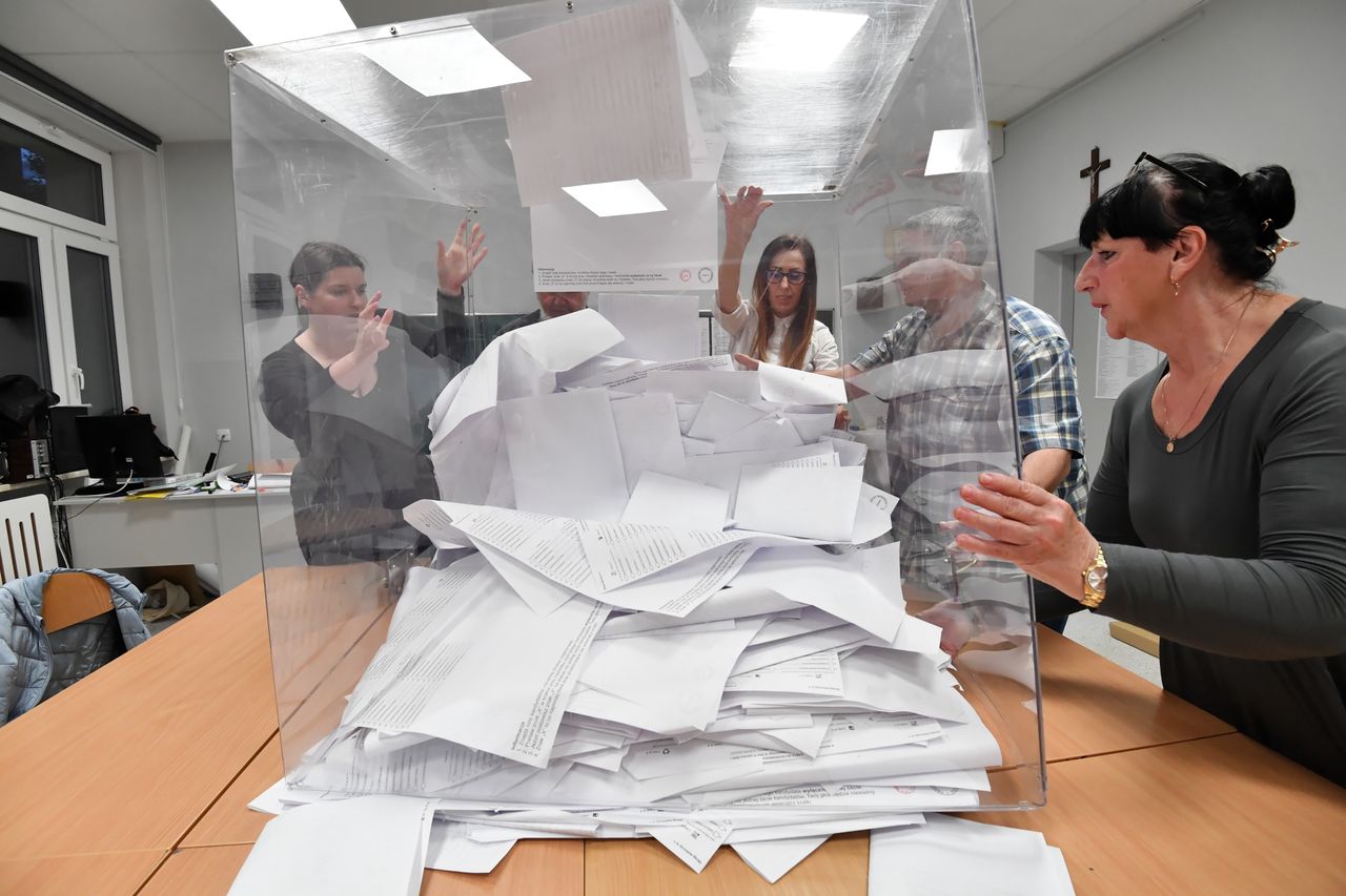 Sondaże exit poll i late poll - czym są? Kiedy pojawią się te wyniki i czym się różnią od oficjalnych wyników?