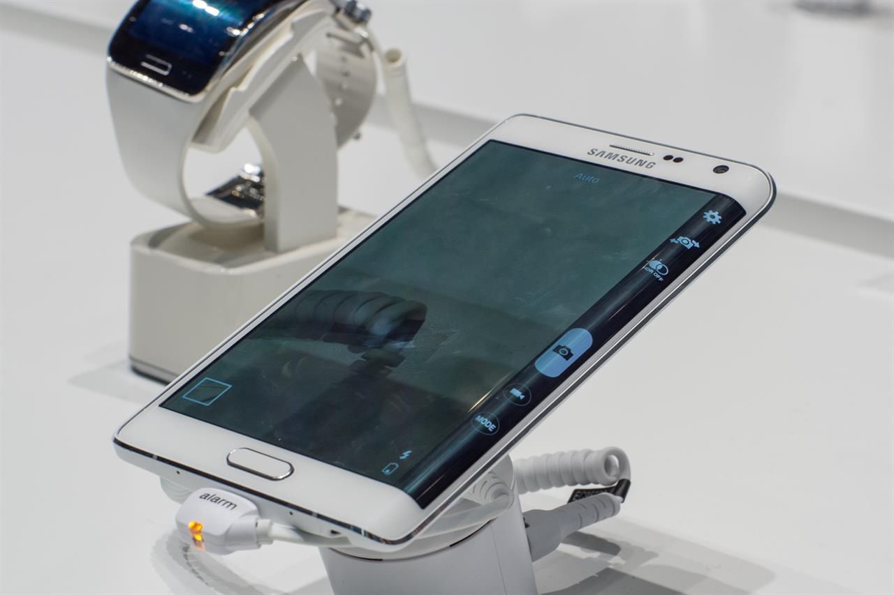 „Zakrzywiony” i drogi smartfon Samsunga dotarł do Polski