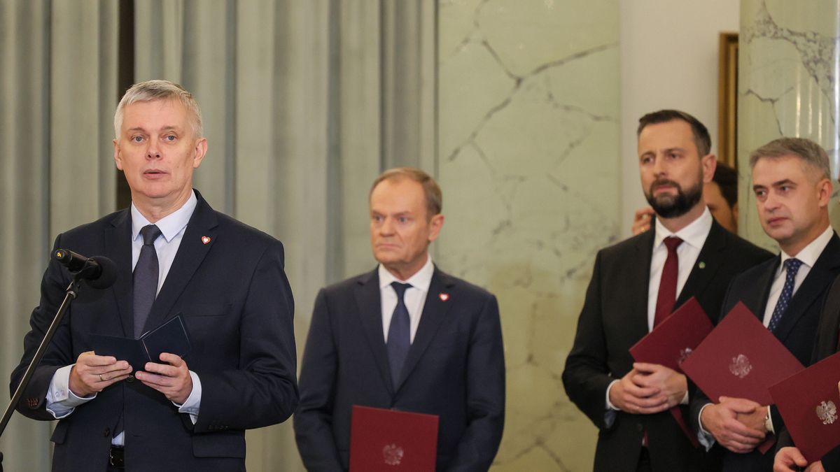Warszawa, 13.12.2023. Premier Donald Tusk (2L), wicepremier, minister obrony narodowej Władysław Kosiniak-Kamysz (2P), wicepremier, minister cyfryzacji Krzysztof Gawkowski (P) oraz koordynator służb specjalnych Tomasz Siemoniak (L) podczas uroczystości zaprzysiężenia kierowanego przez Donalda Tuska gabinetu w Pałacu Prezydenckim w Warszawie, 13 bm. (jm) PAP/Paweł Supernak