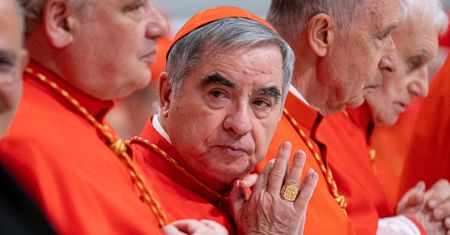 Kard. Becciu rezygnuje z udziału w konklawe. "Dla dobra Kościoła"
