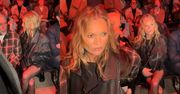 Internauci zaniepokojeni NERWOWYM zachowaniem Kate Moss na paryskim Fashion Weeku. "Przerażające!" (WIDEO)