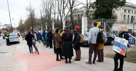 "W samo południe przeciwko Putinowi" w Warszawie. Nagranie sprzed ambasady