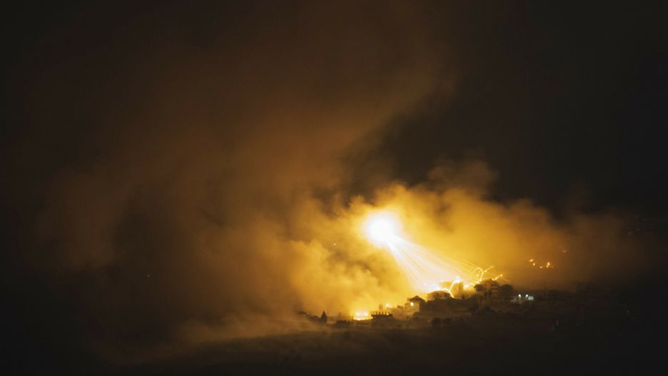 Izraelski atak na Liban
Israeli shelling hits an area in southern Lebanon as seen from northern Israel, early Tuesday, Oct. 1, 2024. (AP Photo/Leo Correa)
Leo Correa