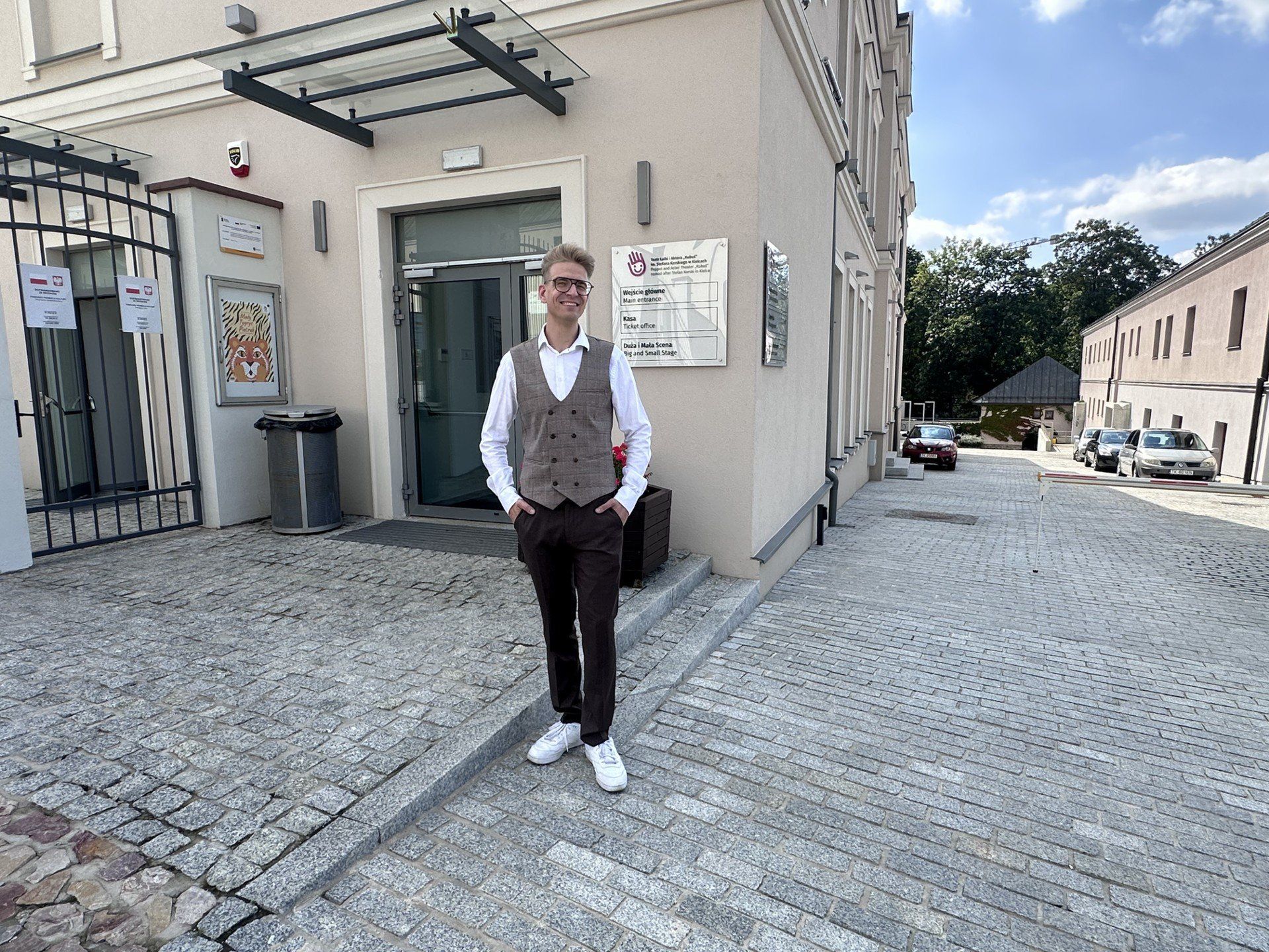  Prywatnie jest świeżo po ślubie, jego żona Emilia jest śpiewaczką operową, a para wkrótce powiększy rodzinę o psa.