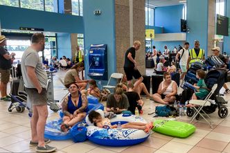 Tłumy na lotnisku na Rodos. Turyści chcą opuścić wyspę