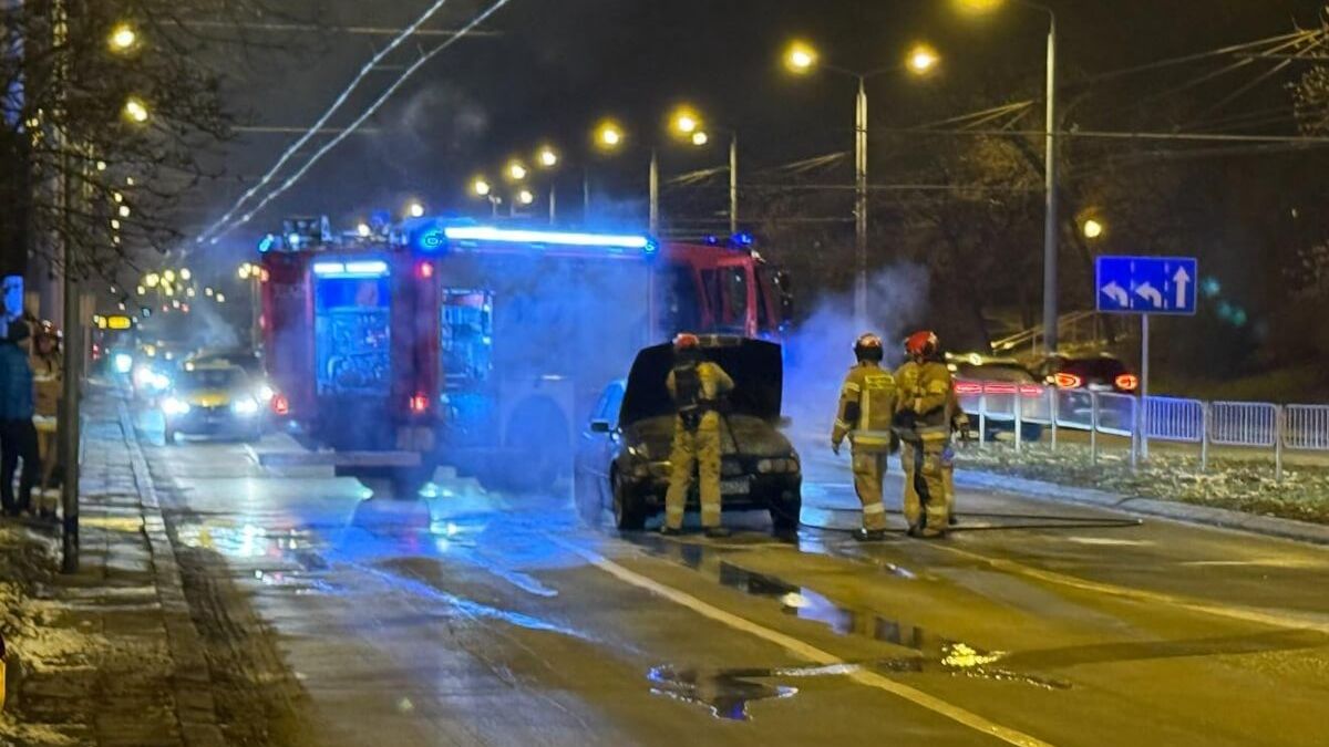 Pożar samochodu na skrzyżowaniu ul. Głębokiej z ul. Sowińskiego w Lublinie