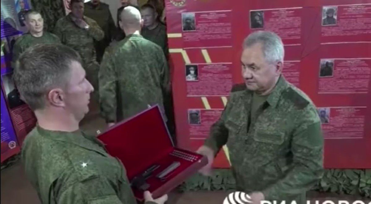 Siergiej Szojgu wręcza żołnierzom odznaczenia